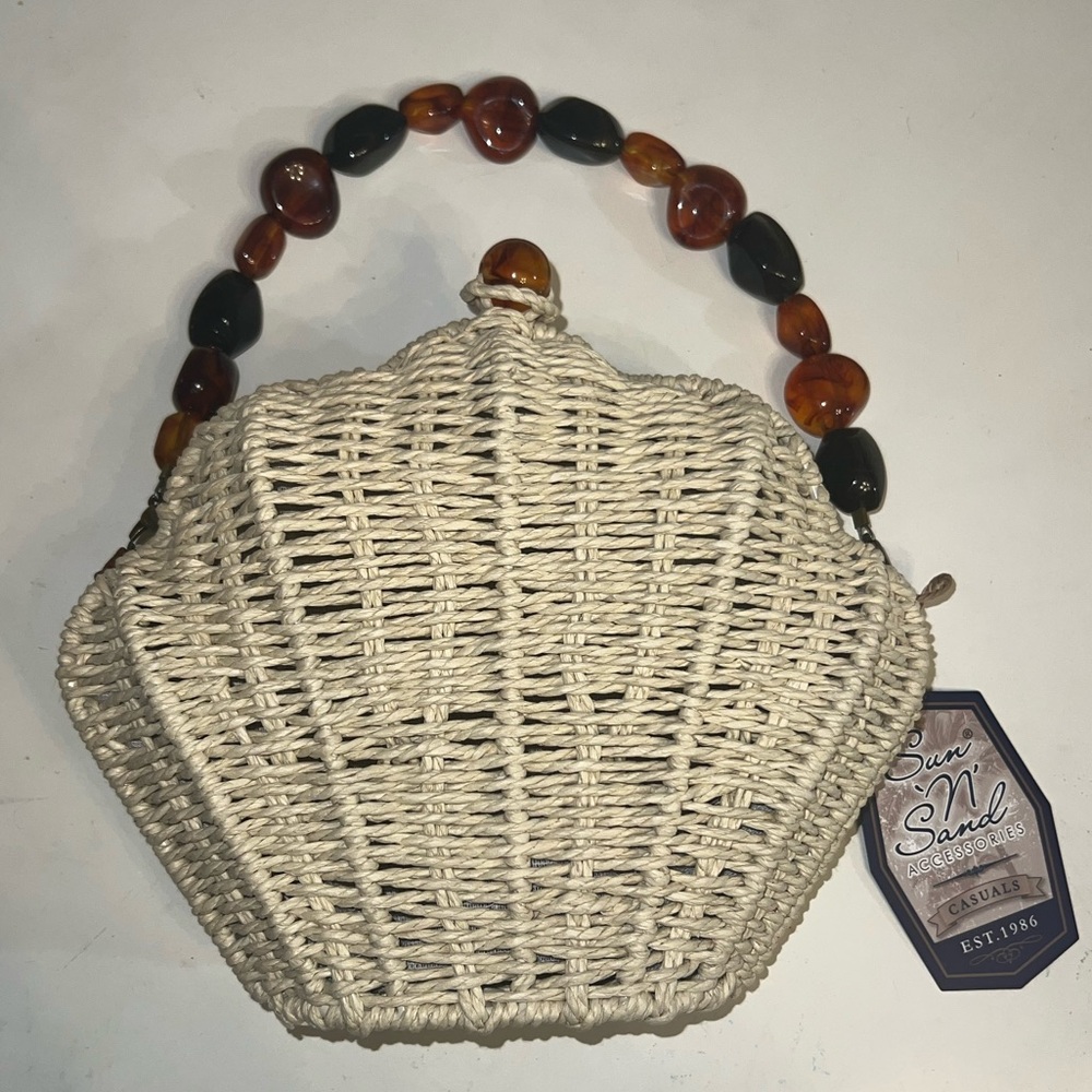 NWT Shell-Shaped Wicker Handbag – Natural Woven Purse with Beaded Handle